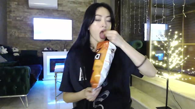 Gallery image thumbnail from Vikki's myfreecams stream on, 01/17/2024, 24:02 image 10 of 20