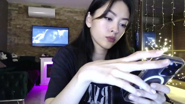 Gallery image thumbnail from Vikki's myfreecams stream on, 01/17/2024, 24:52 image 14 of 20