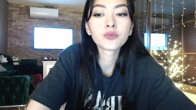 Gallery image thumbnail from Vikki's myfreecams stream on, 01/17/2024, 24:52 image 6 of 20