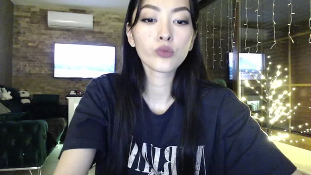 Gallery image thumbnail from Vikki's myfreecams stream on, 01/17/2024, 24:52 image 2 of 20