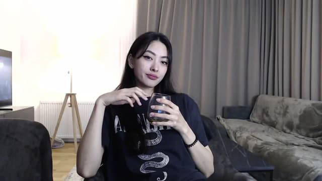 Gallery image thumbnail from Vikki's myfreecams stream on, 04/29/2024, 21:25 image 17 of 20