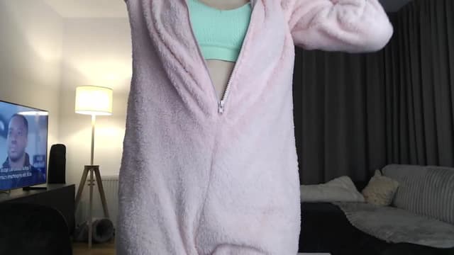 Gallery image thumbnail from Vikki's myfreecams stream on, 05/13/2024, 24:09 image 4 of 20