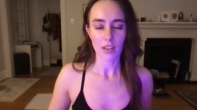 Gallery image thumbnail from clara's myfreecams stream on, 03/06/2025, 24:57 image 17 of 20