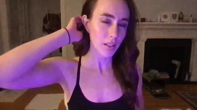 Gallery image thumbnail from clara's myfreecams stream on, 03/06/2025, 24:57 image 19 of 20