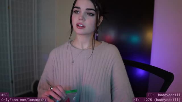 Gallery image thumbnail from eThot's myfreecams stream on, 01/03/2023, 07:43 image 19 of 20