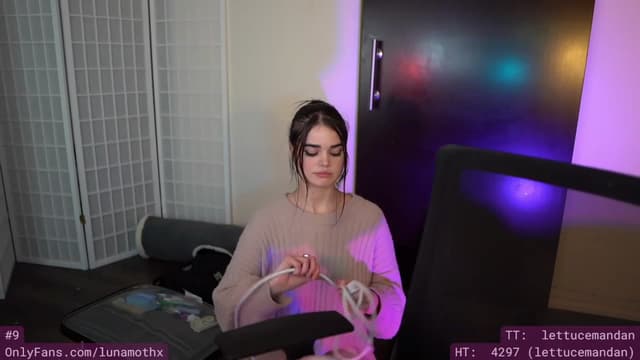 Gallery image thumbnail from eThot's myfreecams stream on, 01/03/2023, 10:50 image 18 of 20