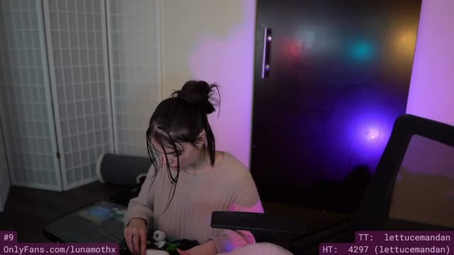 Gallery image thumbnail from eThot's myfreecams stream on, 01/03/2023, 10:50 image 17 of 20