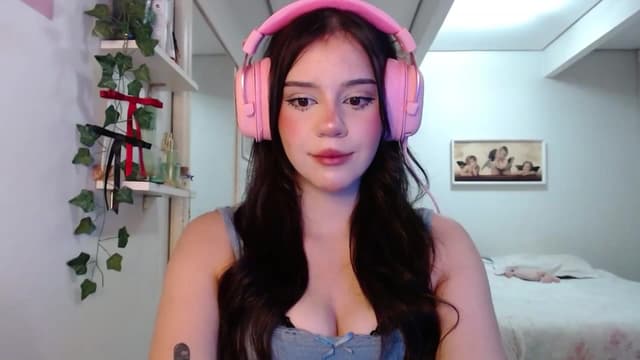 Gallery image thumbnail from nnina's myfreecams stream on, 04/20/2025, 10:13 image 19 of 20
