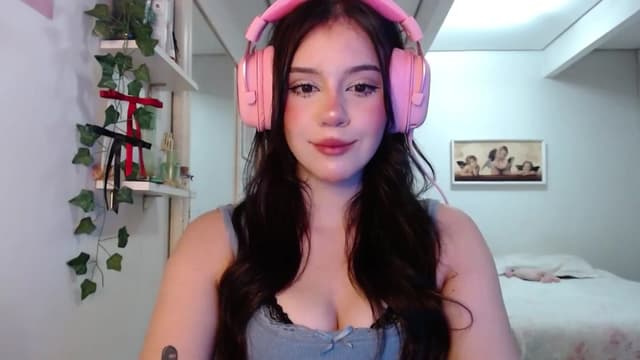 Gallery image thumbnail from nnina's myfreecams stream on, 04/20/2025, 10:13 image 18 of 20