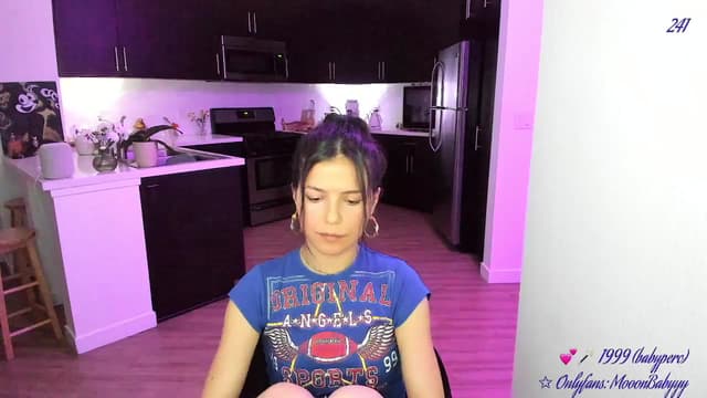 Gallery image thumbnail from vroom's myfreecams stream on, 05/06/2025, 06:10 image 16 of 20