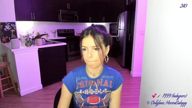Gallery image thumbnail from vroom's myfreecams stream on, 05/06/2025, 06:10 image 14 of 20
